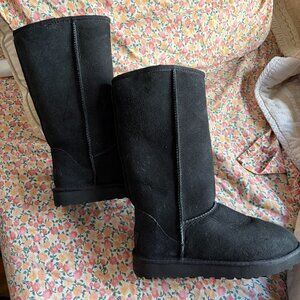 UGG Women's Classic Tall II Boot - size 6 - worn once